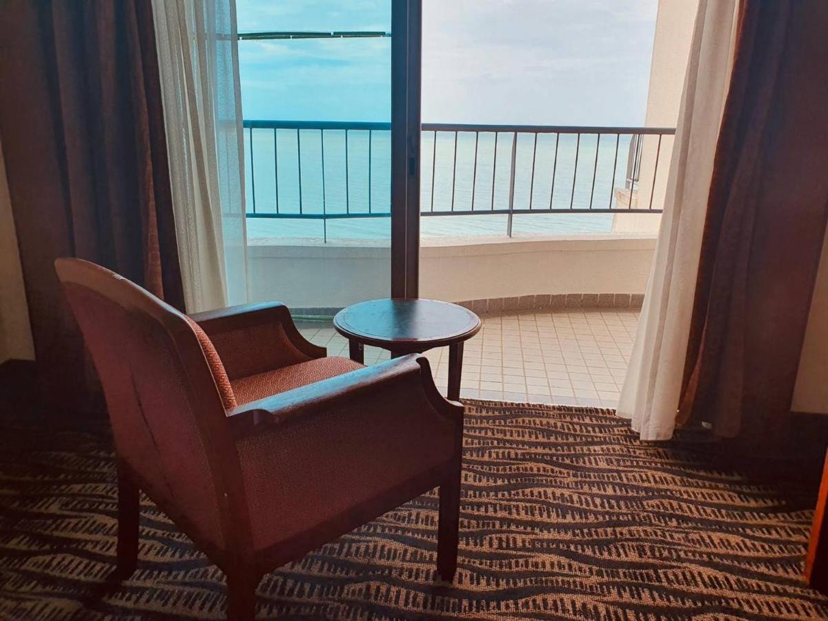 Romantic Couple Suite + Beach-Front Balcony Tanjung Bungah  Eksteriør billede