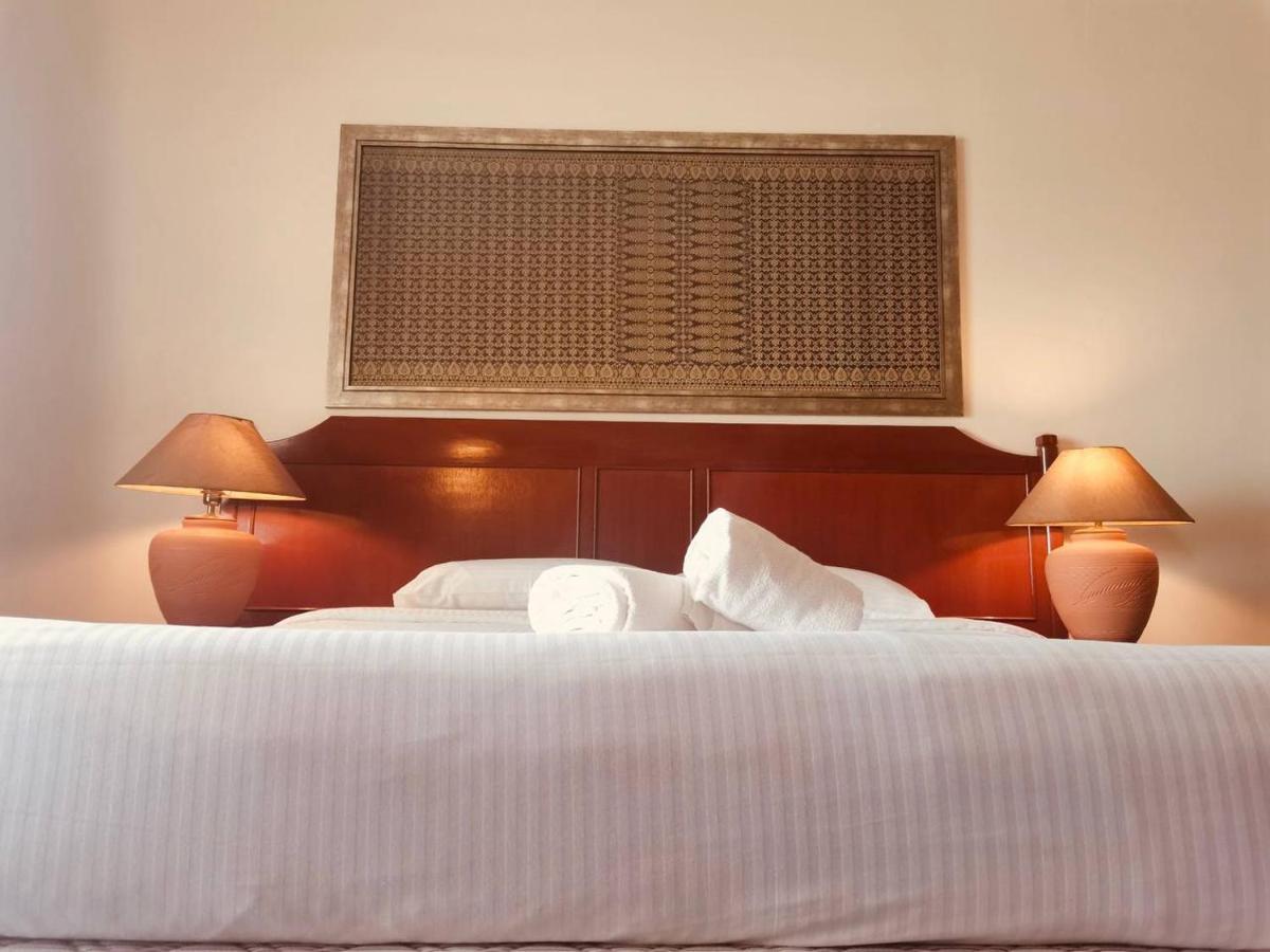 Romantic Couple Suite + Beach-Front Balcony Tanjung Bungah  Eksteriør billede