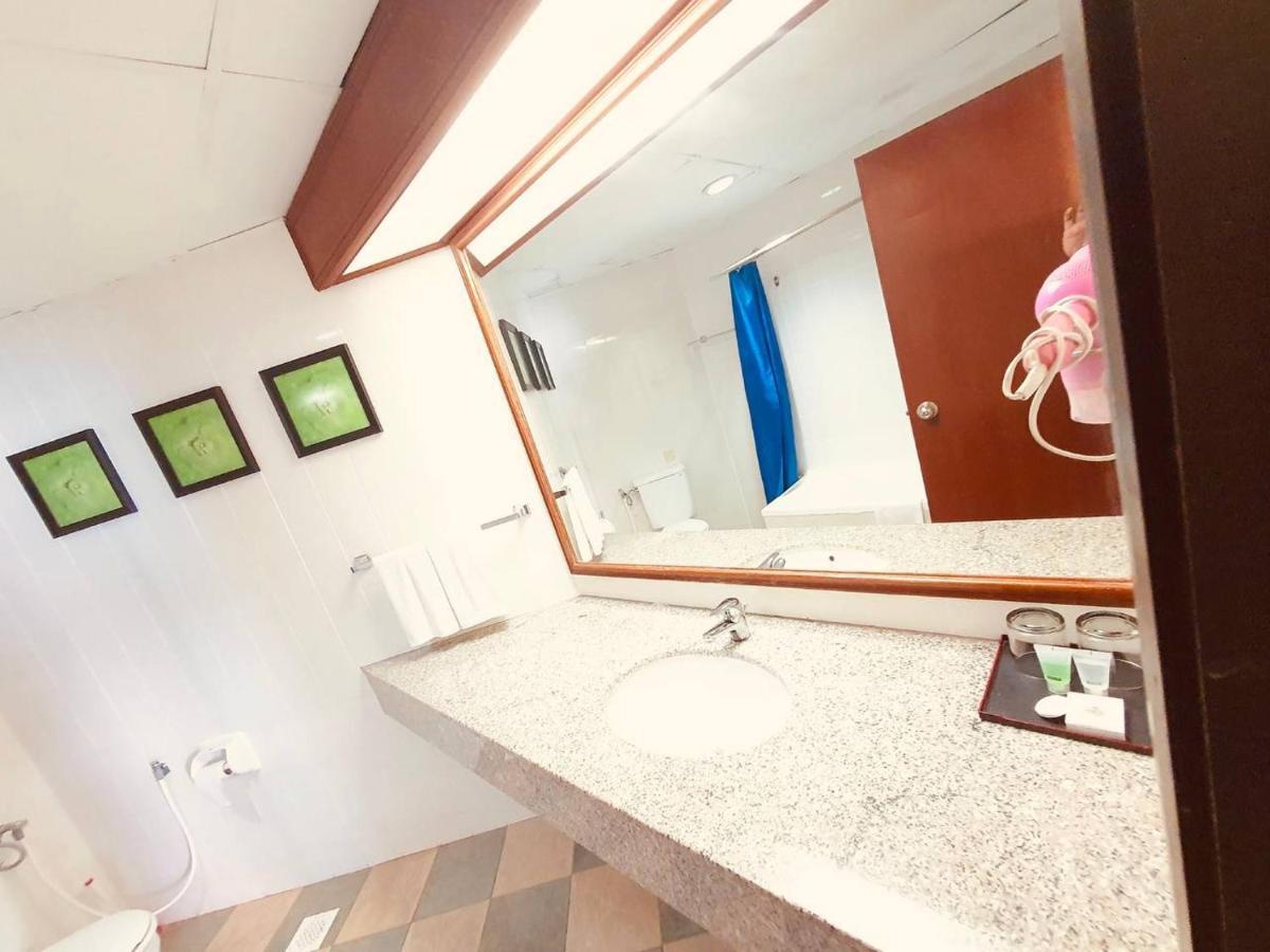 Romantic Couple Suite + Beach-Front Balcony Tanjung Bungah  Eksteriør billede