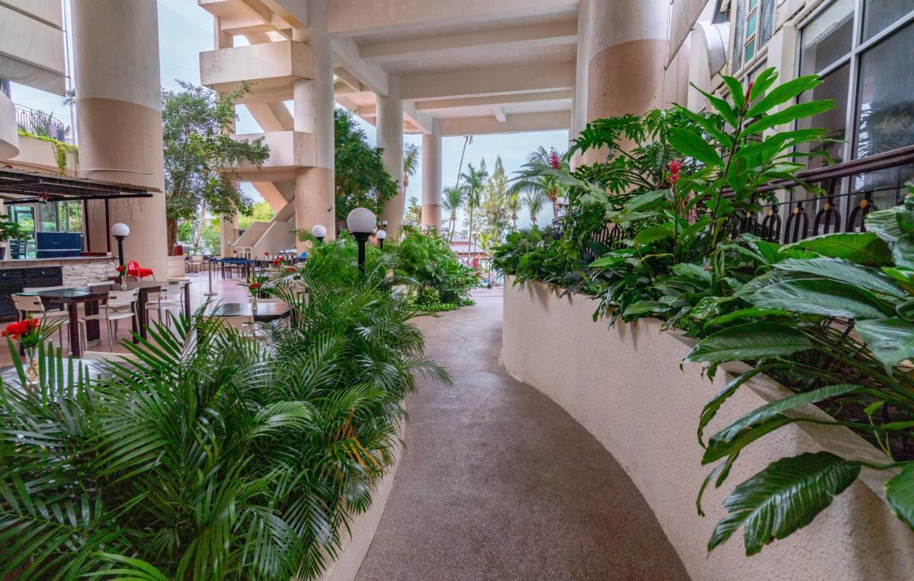 Romantic Couple Suite + Beach-Front Balcony Tanjung Bungah  Eksteriør billede