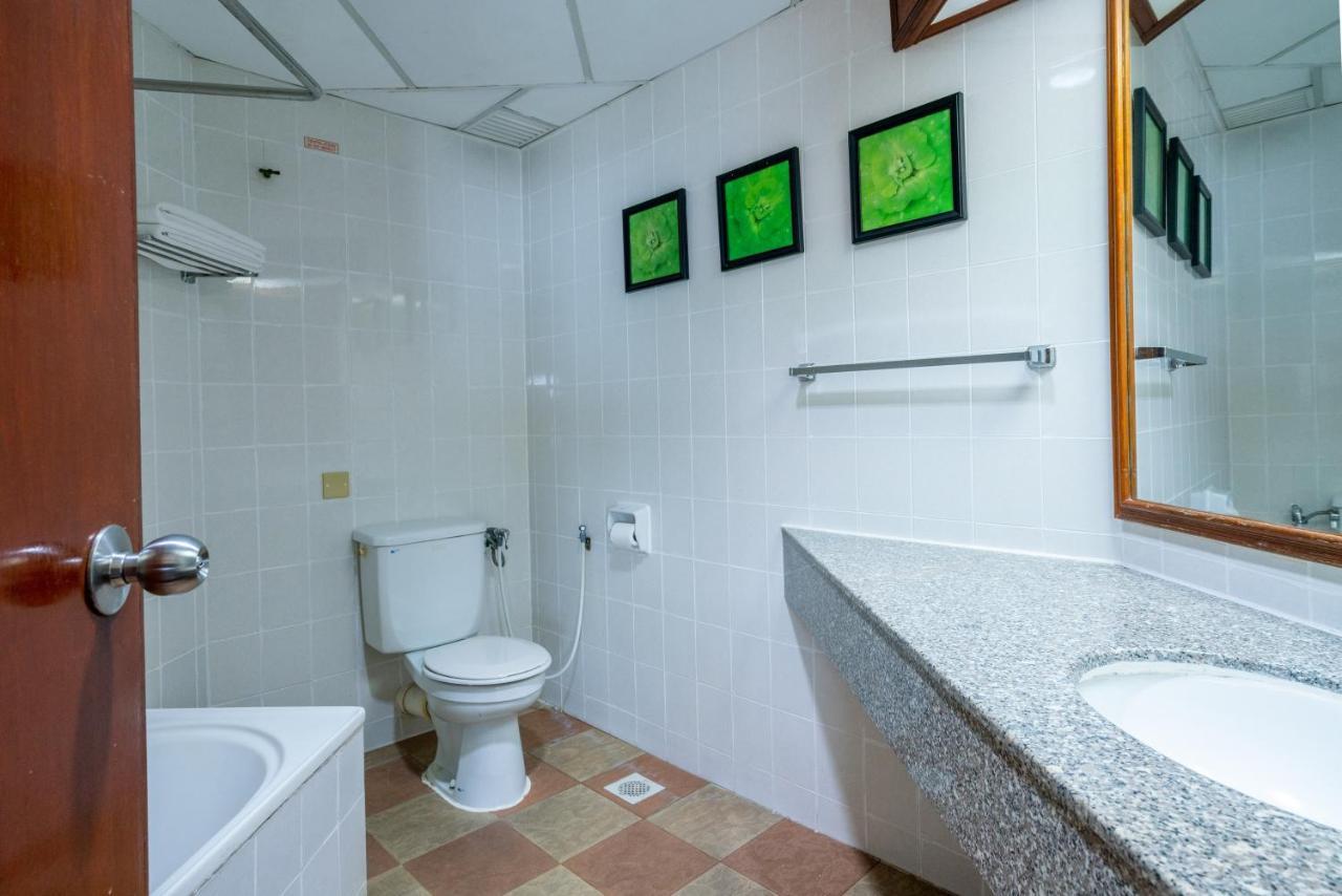 Romantic Couple Suite + Beach-Front Balcony Tanjung Bungah  Eksteriør billede