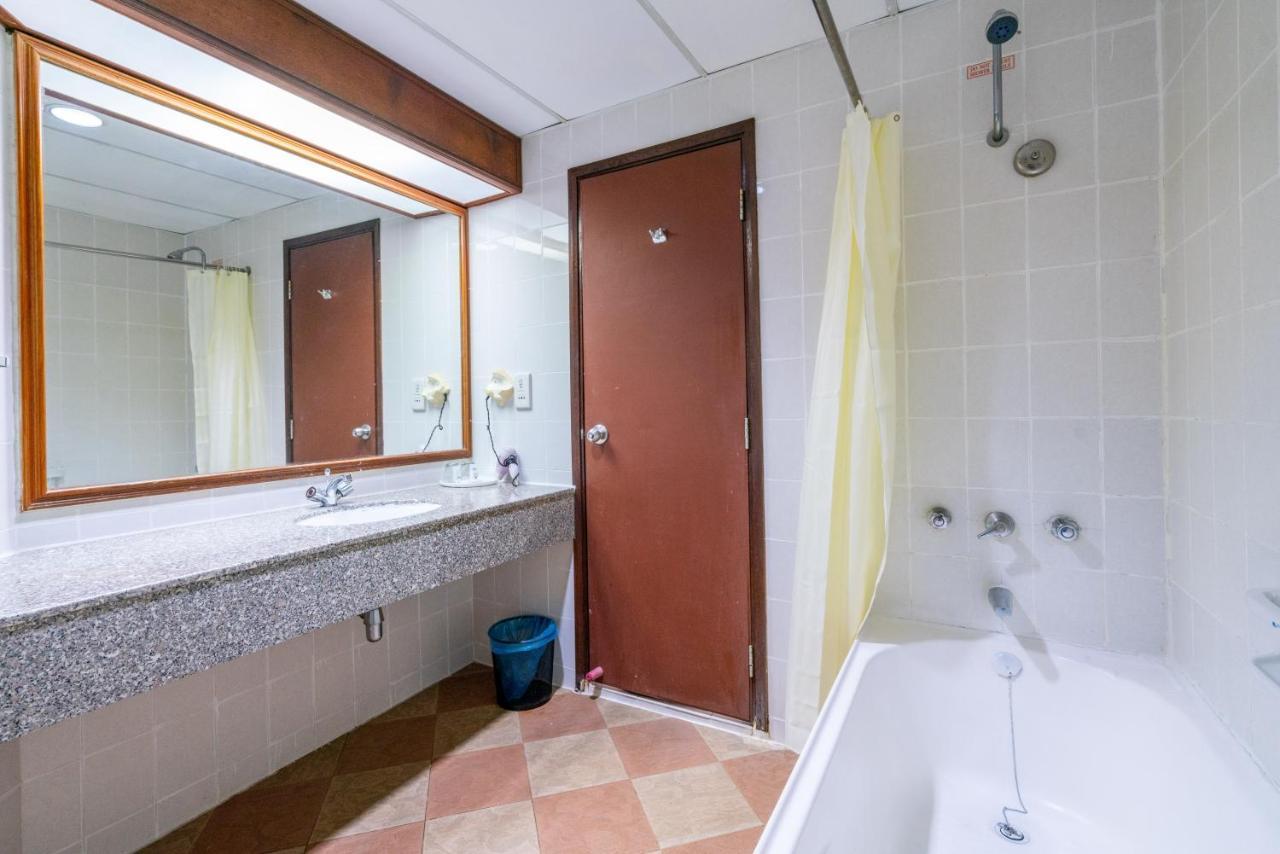 Romantic Couple Suite + Beach-Front Balcony Tanjung Bungah  Eksteriør billede
